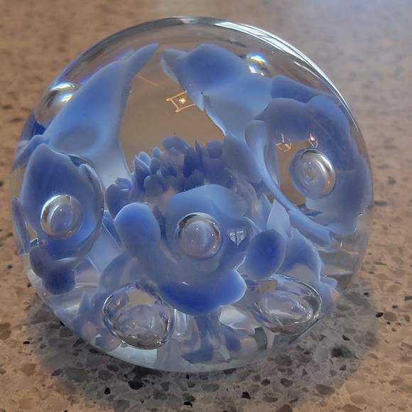 GORGEOUS VINTAGE GIBSON 1990 SIGNED ART GLASS PAPERWEIGHT. - Picture 3 of 11